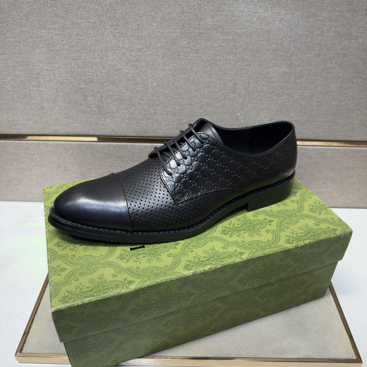 Gucci Men's Black Textured Lace-Up Dress Shoes