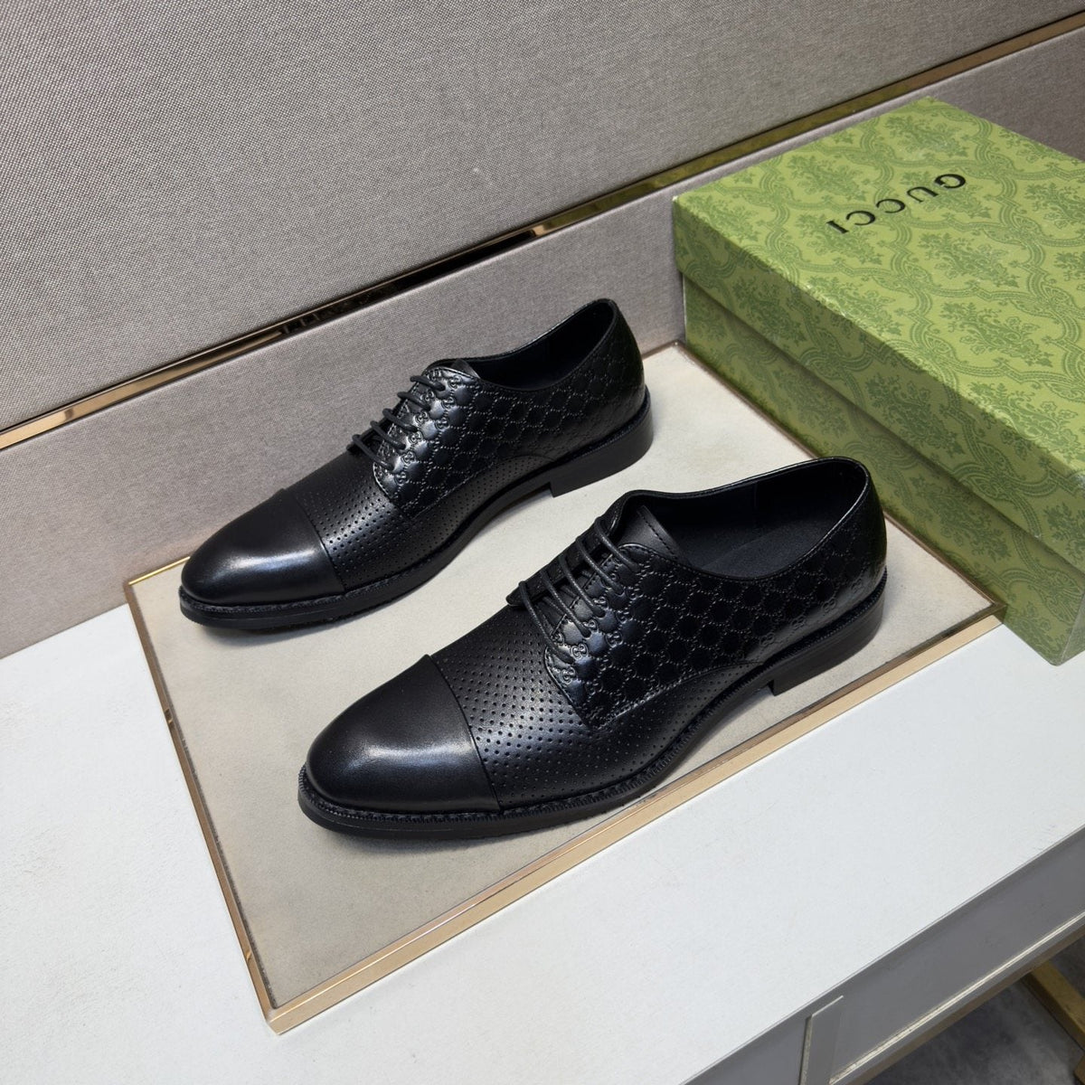 Gucci Men's Black Textured Lace-Up Dress Shoes