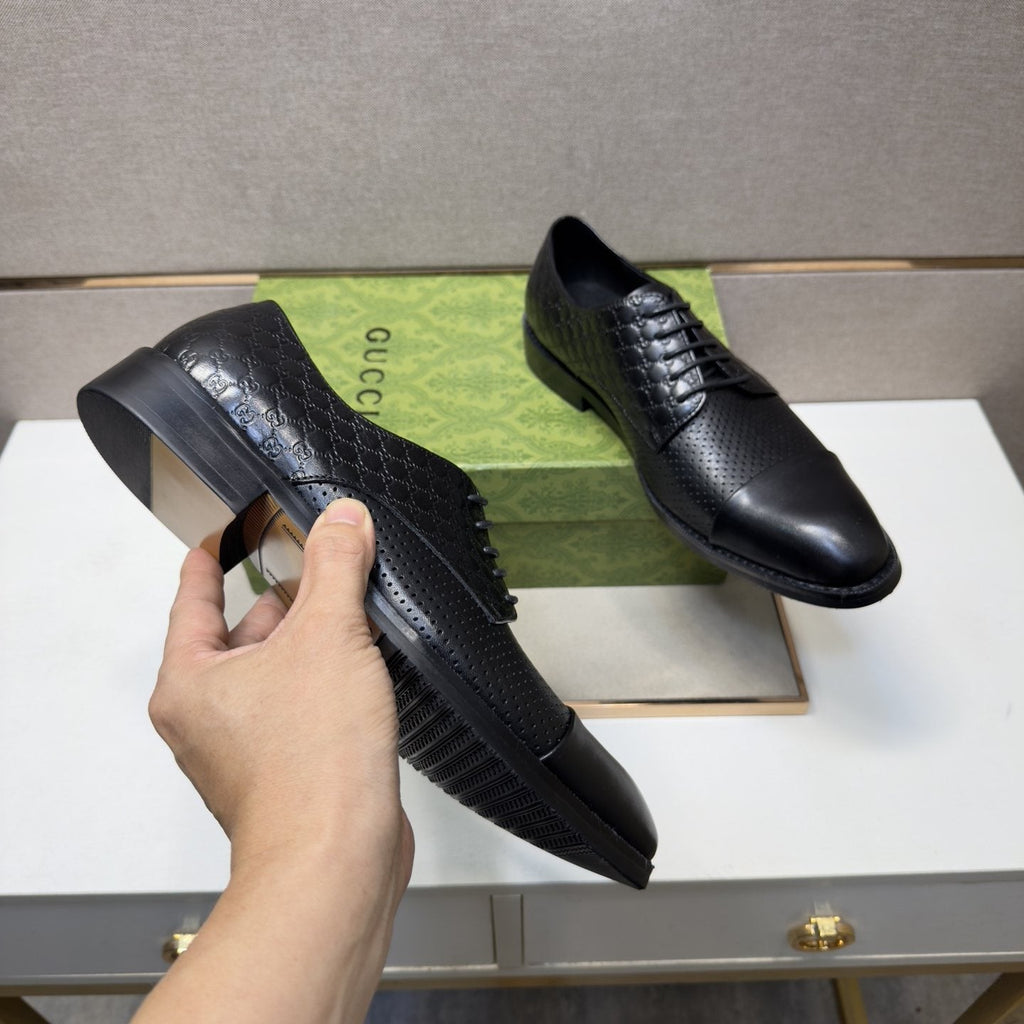 Gucci Men's Black Textured Lace-Up Dress Shoes