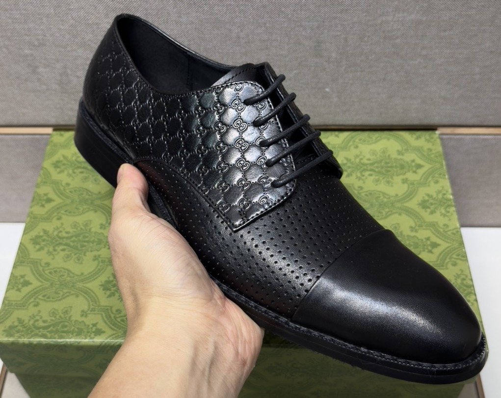 Gucci Men's Black Textured Lace-Up Dress Shoes